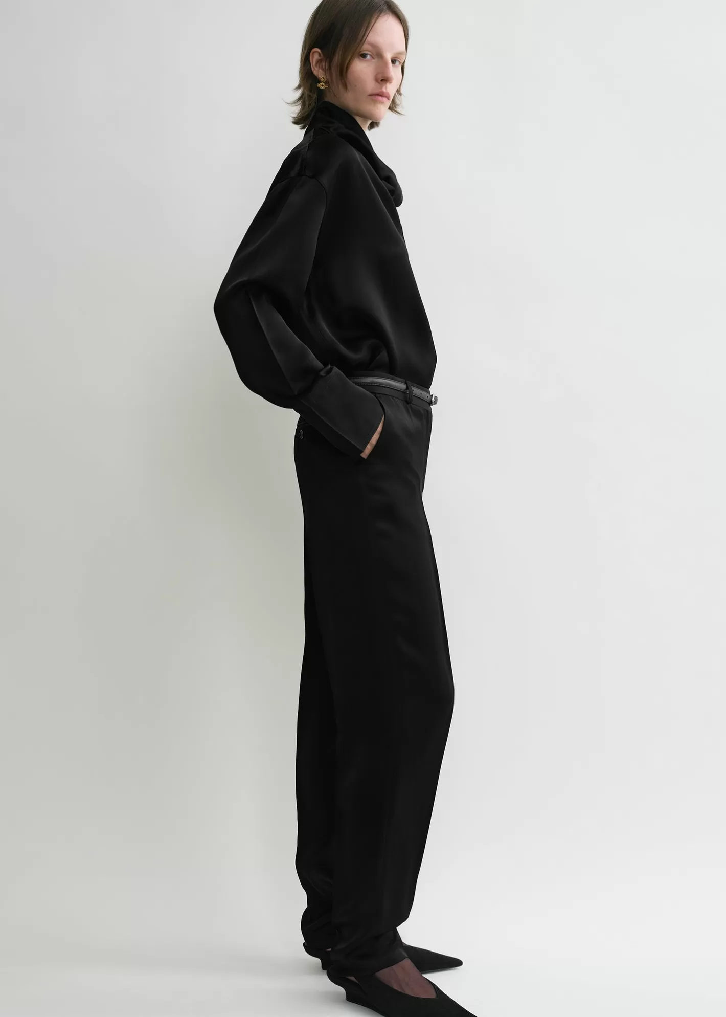 Trousers & Shorts>TOTEME Low-waist satin trousers black