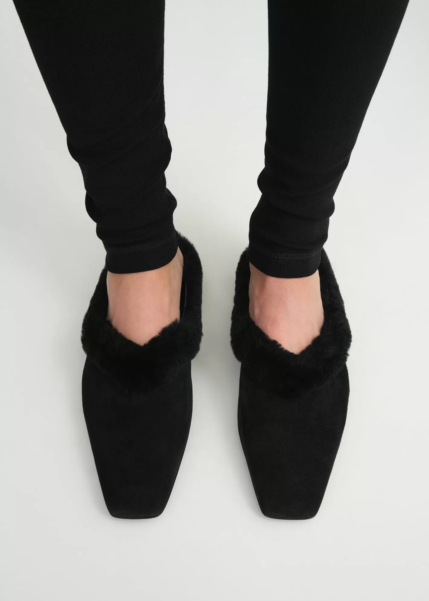 Shoes>TOTEME Shearling-edge slippers black