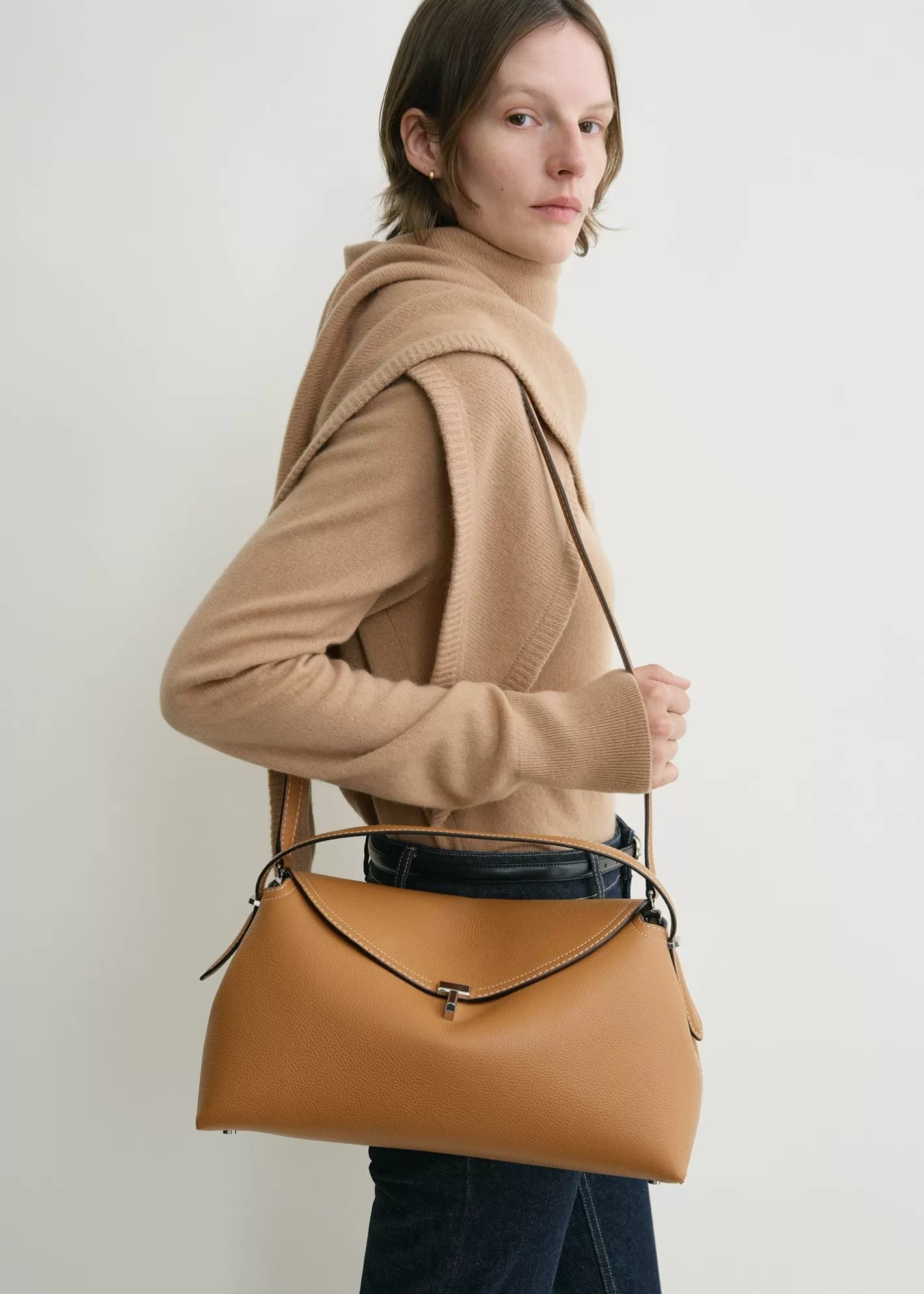 T-lock Bags>TOTEME T-Lock grained-leather top handle tan Tangrain